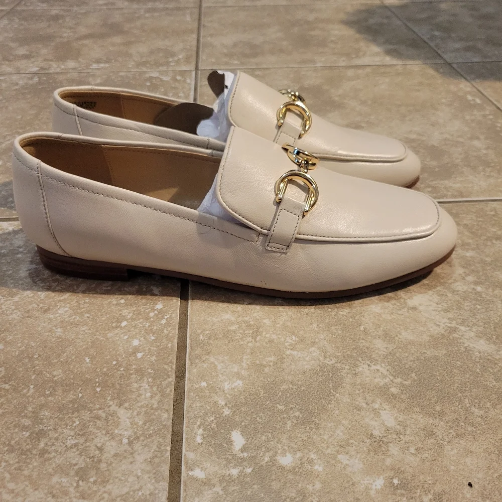 Ann Taylor Women's Elegant Cream Preppy Leather Loafers with Gold Chain. Size 8 - Picture 2 of 10